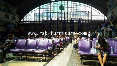 อย่างในรูปเป็น เก้าอี้แถวขาเหล็กหนาแบบ 4 ที่นั่ง รุ่นนี้ถือว่าเป็นที่นิยมเพราะโครงที่นั่งแข็งแรงมากค่ะ