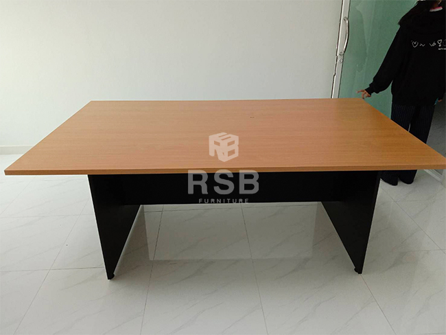 ลูกค้าต้องการโต๊ะประชุมขนาดที่ไม่ใหญ่มาก และราคาไม่แพง ได้เลือกใช้เป็นโต๊ะประชุมขาไม้ ทรงสี่เหลี่ยม