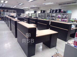 ลูกค้าอยากได้โต๊ะทำงานที่มีขนาดใหญ่ และวางของเก็บเอกสารได้เยอะ ทางเราแนะนำเป็นโต๊ะทำงานเข้ามุม