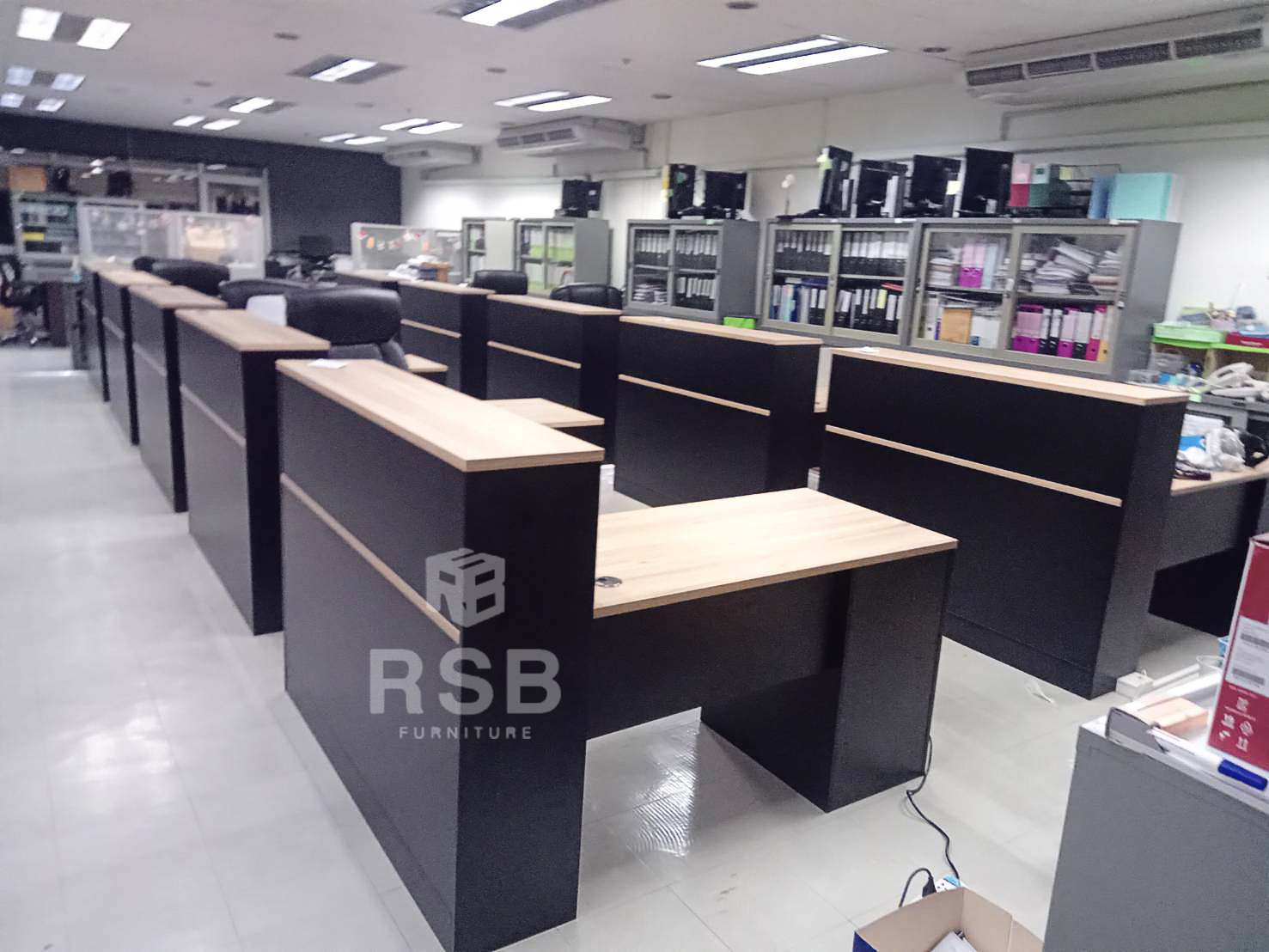 ลูกค้าอยากได้โต๊ะทำงานที่มีขนาดใหญ่ และวางของเก็บเอกสารได้เยอะ ทางเราแนะนำเป็นโต๊ะทำงานเข้ามุม