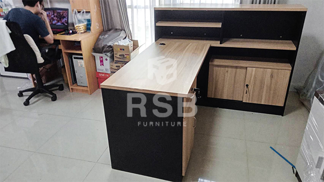 ภาพถ่ายจากหน้างานจริงค่ะ หน้างานนี้ลูกค้าต้องการโต๊ะทำงานที่ประหยัดพื้นที่แต่ฟั่งชั่นในการใช้งานครบ