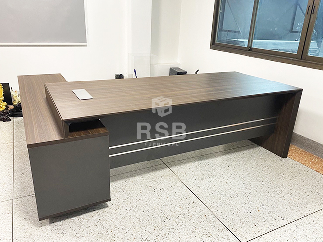 สำหรับหน้างานนี้ลูกค้าได้เลือกซื้อโต๊ะทำงานตัวแอล ขนาด 240 x 200 cm ไซด์บอร์ดข้างพร้อมลิ้นชัก
