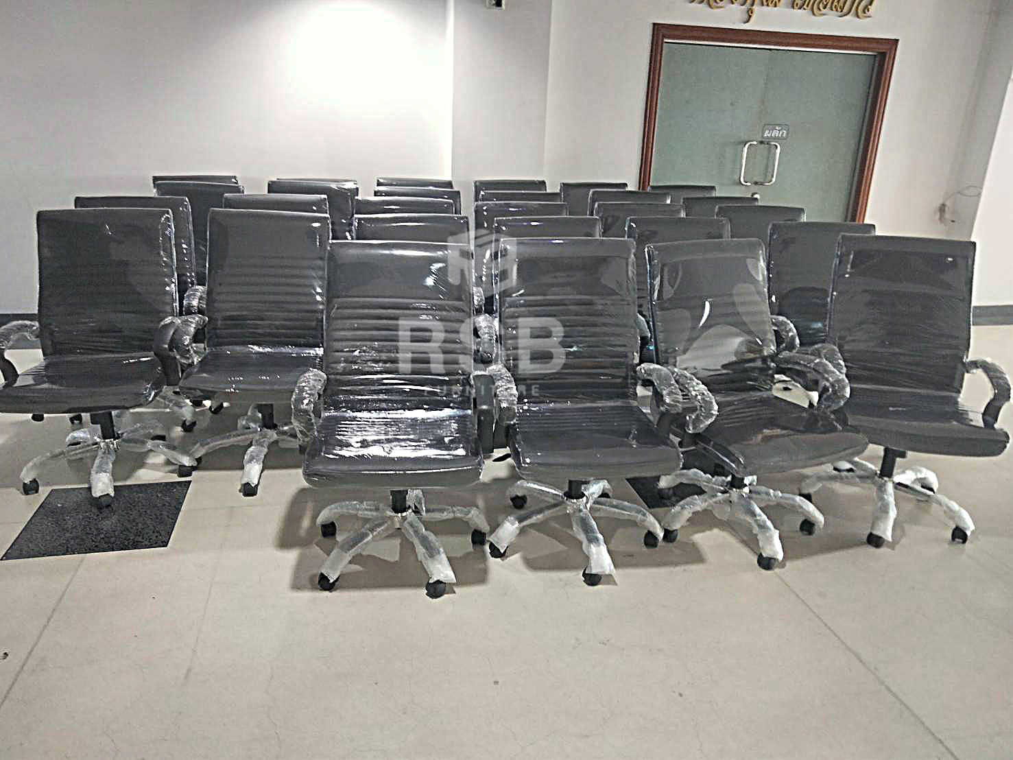 เป็นเก้าอี้ทำงานอีกรุ่นที่นั่งได้ดีในระดับนึงค่ะสำหรับรุ่นนี้ ด้วยราคาที่ถูก ไม่ได้แพง พนักพิงสูงถึงต้นคอ พิงเอนสบาย