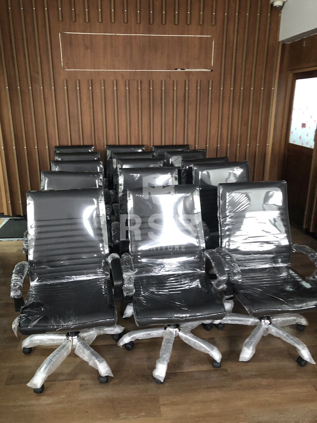 โซนบริเวณภายในออฟฟิศลูกค้าค่ะ จัดส่งเสร็จเรียบร้อย ลูกค้าได้เลือกใช้เป็นเก้าอี้ทำงาน จำนวนหลายตัวไปใช้ในการนั่งประชุมค่ะ
