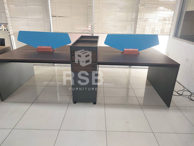 จัดส่งถึงที่เรียบร้อยแล้วค่ะ สำหรับหน้างานนี้เป็นโซนออฟฟิศ โซนสำนักงานค่ะ ลูกค้าได้เลือกโต๊ะทำงานกลุ่มขาไม้ แบบ 4 ที่นั่ง