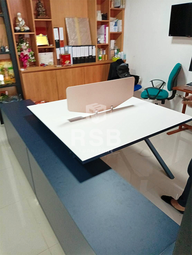 ลูกค้าเลือกใช้โต๊ะทำงานแบบกลุ่ม 2 ที่นั่ง เพราะบริเวณโซนห้องที่ลูกค้าทำงานมีพื้นที่กำจัดค่ะ
