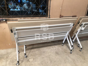 ลูกค้าเลือกใช้โต๊ะพับแบบล้อเลื่อนเพราะต้องการความสะดวกในการเคลื่อนย้าย เผื่อนำไปใช้ในห้องอื่นๆด้วยค่ะ