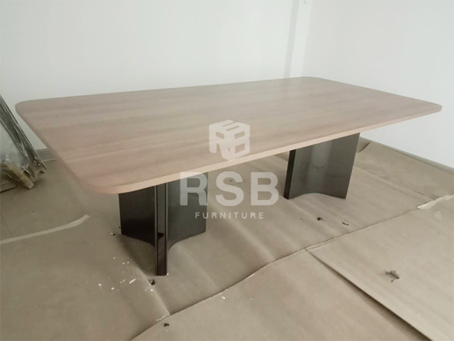 จัดส่งถึงที่เรียบร้อยค่ะโต๊ะประชุมหัวโค้ง ขนาด 240 x 120 cm ขาเป็นอลูมิเนียม ดีไซน์ 3 แฉกของจริงดีไซน์สวยมากๆค่ะรุ่นนี้