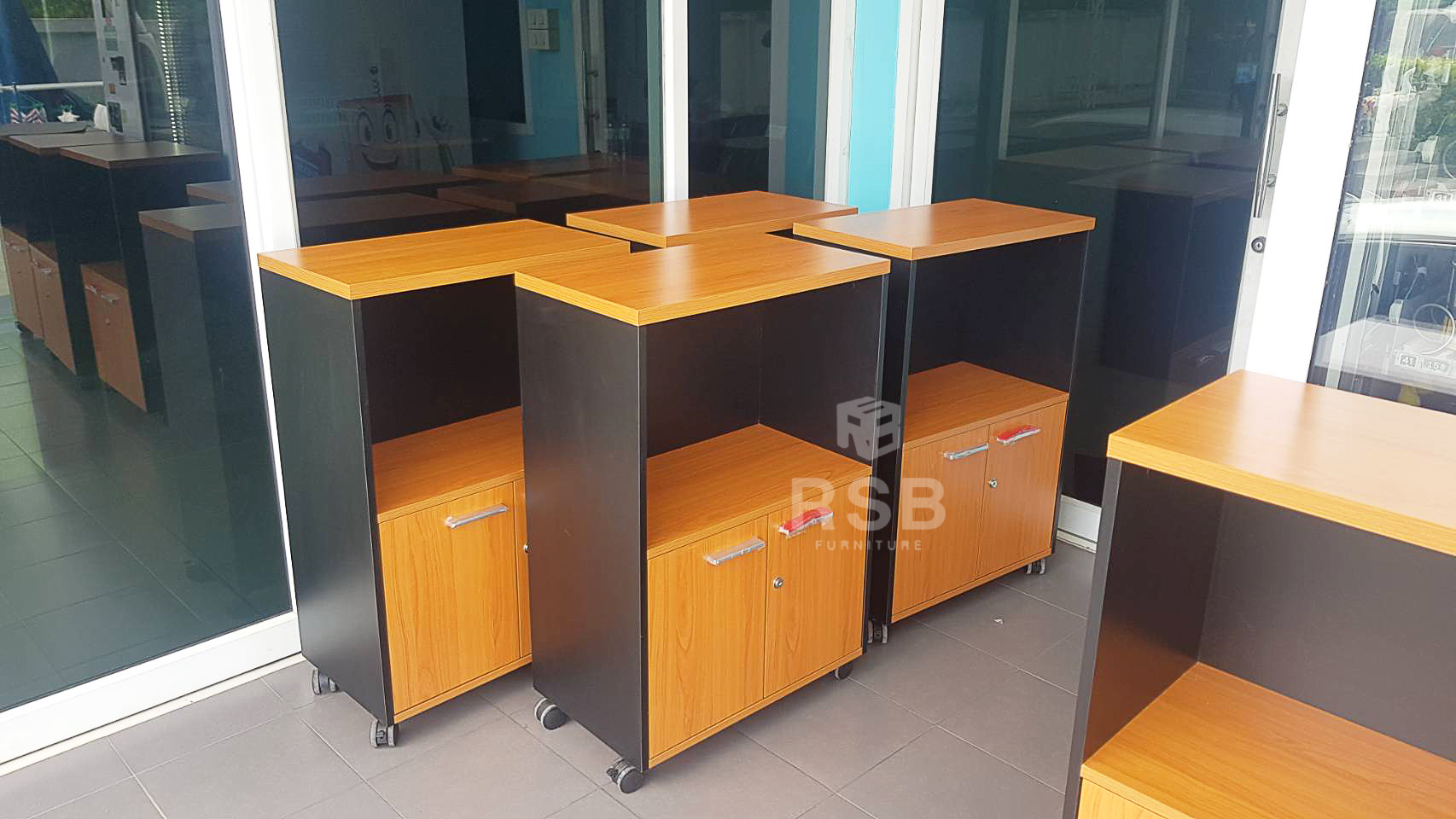 หน้างานนี้ลูกค้าได้เลือกซื้อตู้เอกสารล้อเลื่อนเคลือบเมลามีนสีเชอรี่ตัดกับสีดำ เป็นสีที่คลาสสิค และสวยมากค่ะ