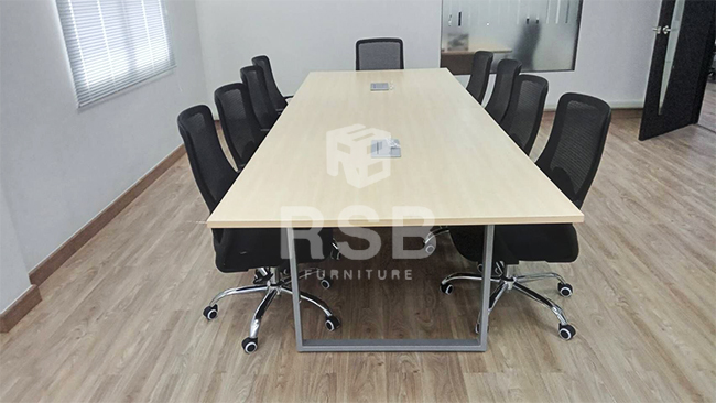 ตัวอย่างภาพถ่ายสินค้าจากหน้างานจริงค่ะ หน้างานนี้ลูกค้าได้สั่งซื้อโต๊ะประชุมขาเหล็กพร้อมกับเก้าอี้ใช้นั่งประชุม