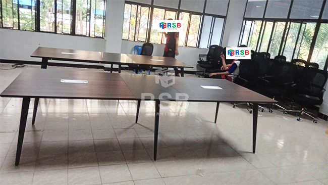 ลูกค้าต้องการโต๊ะประชุมที่ดีไซน์ขาโต๊ะเวลานั่งไม่เกะกะค่ะ ทางเซลส์จึงแนะนำเป็นโต๊ะประชุม ขาเหล็กทรงสามเหลี่ยม
