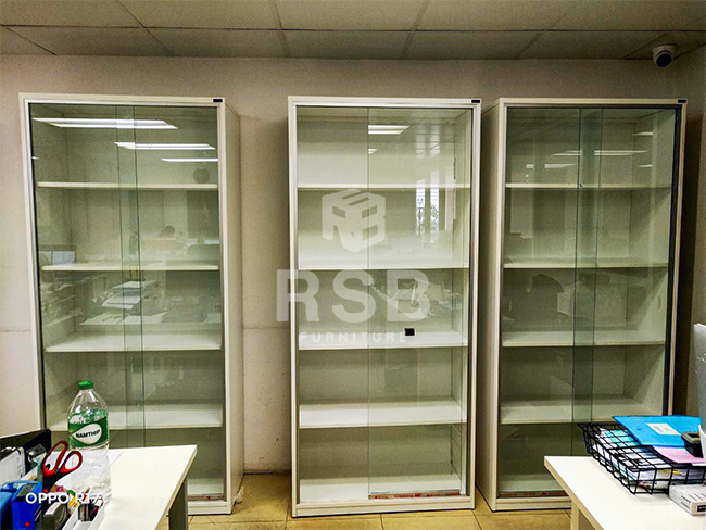 ลูกค้าเลือกตู้เก็บเอกสารสูง 200 cm แบบบานเลื่อนกระจกใส มี 4 แผ่นชั้น เลือกสีของตู้เป็นสีขาวล้วนเพื่อให้เข้ากับสีของออฟฟิศค่ะ