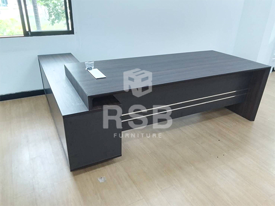 ลูกค้าต้องการโต๊ะทำงานได้เลือกไปมาหลายตัวและได้ตอบโจทย์กับโต๊ะทำงานตัวแอล ดีไซน์บังหน้า ติดคิวอลูมิเนียมคาด 2 เส้น