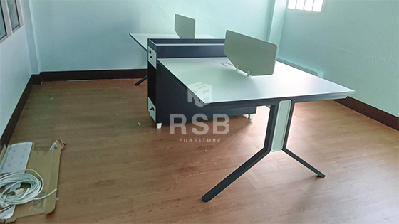 ลูกค้าเปิดห้องทำงานใหม่ภายในออฟฟิศค่ะ ได้เลือกใช้โต๊ะทำงานกลุ่มในพนักงานนั่งทำงานค่ะ