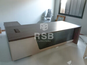 เป็นโซนทำงานสำหรับผู้บริหารค่ะ ลูกค้าได้เลือกโต๊ะทำงานตัวแอล ขนาด 240 x 220 cm