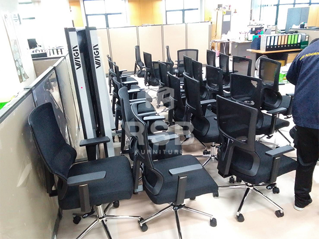 หน้างานนี้ลูกค้าต้องการเก้าอี้นั่งทำงาน ให้พนักงานออฟฟิศใหม่ค่ะ ได้เลือกใช้เป็นเก้าอี้ทำงาน เพื่อสุขภาพ