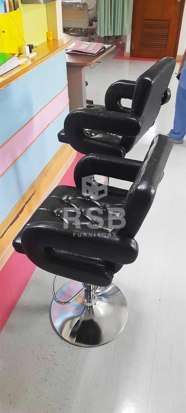 ลูกค้าเลือกใช้เก้าอี้บาร์ ของ RSB ไปไว้โซนหน้าเคาน์เตอร์ค่ะ ไว้สำหรับให้ผู้มาติดต่อได้นั่งเขียนหรือเซ็นเอกสารต่างๆ หรือติดต่ออื่นๆค่ะ