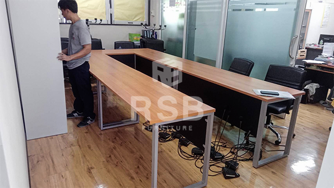โซนห้องประชุมของบริษัทค่ะ ลูกค้าได้เลือกโต๊ะประชุมทรงสี่เหลี่ยม พร้อมบังตา ขาเหล็กทรงตัว C
