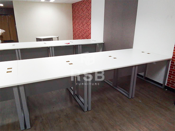 ส่งถึงสถานที่จริง และประกอบติดตั้งให้ค่ะ หน้างานนี้ลูกค้าสั่งซื้อเป็นโต๊ะทำงานขาเหล็ก ทรงเหล็กกล่องสี่เหลี่ยมจำนวนหลายตัว