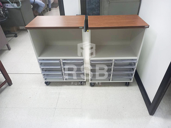 รุ่นที่ลูกค้าเลือกไปใช้จะเป็นตู้เอกสารแบบล้อเลื่อน มีลิ้นชักแบบแยกประเภท 6 ช่อง เป็นถาดโพลีใส สำหรับใส่แผ่นกระดาษ A4 ค่ะ