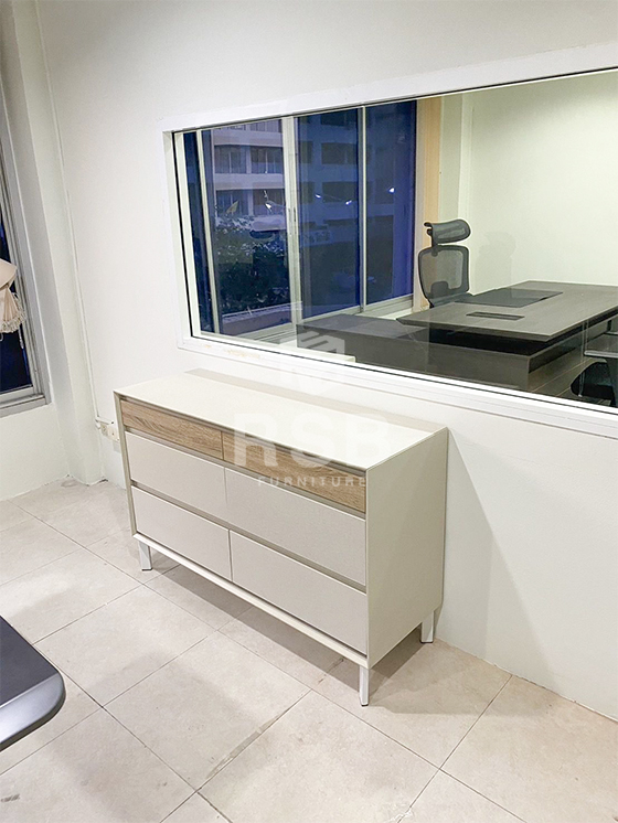 ตู้เอกสารรุ่นนี้เป็นรุ่นที่สวยสไตล์มินิมอลมากค่ะ หน้างานนี้ลูกค้าได้เลือกนำไปใช้ภายในห้องทำงานส่วนตัว