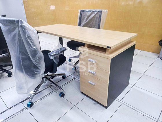 ลูกค้าสั่งซื้อโต๊ะทำงานขนาด กว้าง 150 cm ขาเหล็กตัว C ให้พนักงานที่เข้ามาทำงานใหม่ค่ะ รุ่นนี้จะมี 3 ลิ้นชักเต็มพื้น