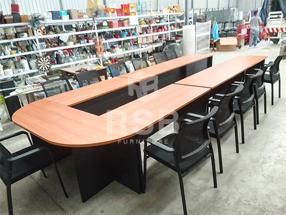 ลูกค้าต้องการโต๊ะประชุมและเก้าอี้ไว้นั่งประชุม ได้เลือกใช้เป็นโต๊ะประชุมตัวต่อขาไม้ตัว ทรงตัวUและเก้าอี้รุ่นไม่มีล้อค่ะ