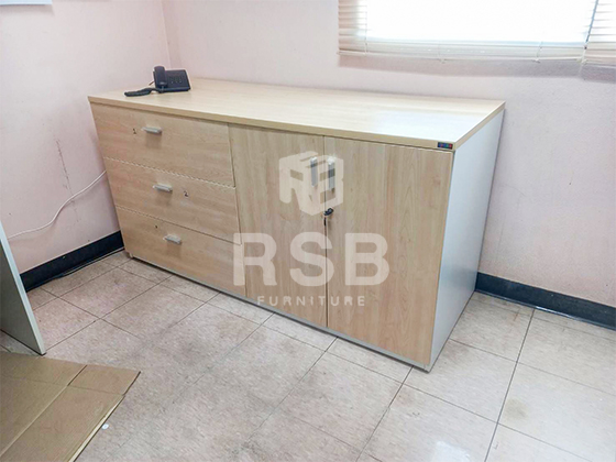 รุ่นนี้ที่ลูกค้าเลือกนำไปใช้จะปิดผิวด้วยเมลามีน เกรด A ตู้เอกสารตรงส่วนบานเปิดจะมีกุญแจล็อค ล็อคได้ค่ะ