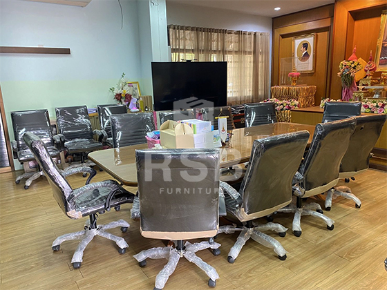 เก้าอี้จัดส่งถึงลูกค้าแล้วค่ะ ลูกค้าต้องการเก้าอี้ที่นั่งสบาย เบาะนุ่ม และพนักพิงสูง แต่ราคาไม่แพง ไปใช้สำหรับการนั่งประชุมค่ะ