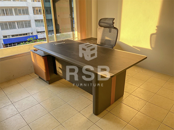 เป็นโต๊ะทำงานเข้ามุมรุ่นที่ขายดีมากๆค่ะสำหรับโต๊ะทำงานเข้ามุม ขนาด 200 x 180 cm ขาดีไซน์หุ้มด้วยหนังตัดกับลายไม้