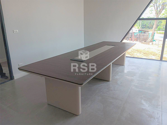 ลูกค้าหน้างานนี้ต้องการโต๊ะประชุมที่สวย ทันสมัย และขนาดไม่ใหญ่มากได้เข้ามาเลือกชมสินค้าเองที่โชว์รูม RSB ค่ะ