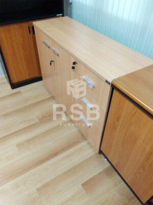 อันนี้เป็นภาพถ่ายจากหน้างานจริงที่เรานำไปจัดส่งค่ะ จะเป็นตู้เอกสารสีเมเปิ้ลล้วนทั้งตัว