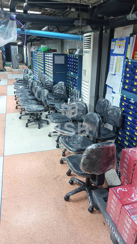 จัดส่งเก้าอี้สำนักงานไม่มีที่ท้าวแขนเบาะนั่งพนักพิงหนา จำนวนหลายตัวเลยค่ะ