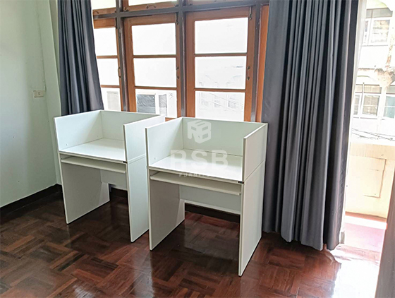 หน้างานนี้จัดส่งโต๊ะคอมพิวเตอร์รุ่นเดียวกันทั้ง 2 ตัวเลยค่ะ ลูกค้าได้สั่งซื้อโต๊ะคอมพิวเตอร์ แบบมีฉากบังข้าง 3 ด้าน