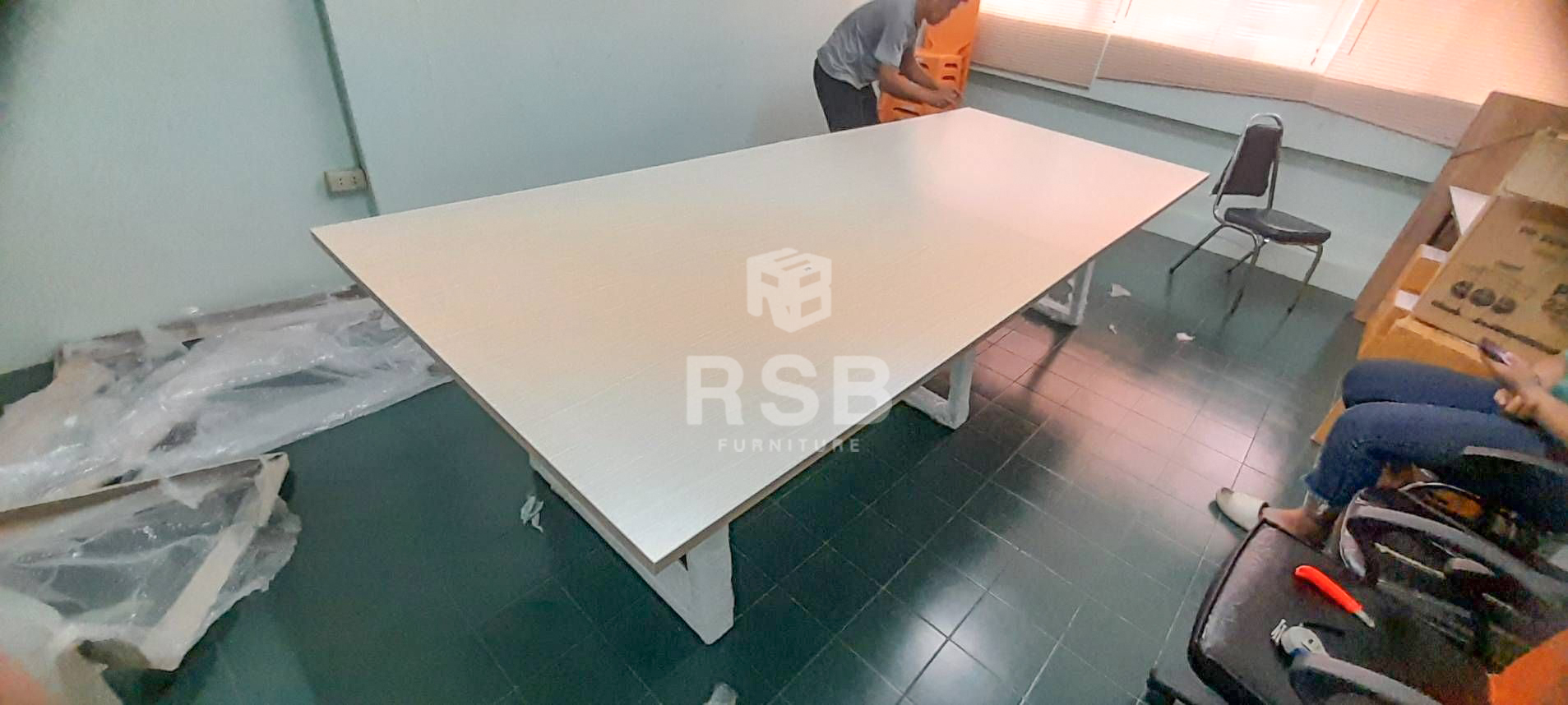 จัดส่งและประกอบให้ถึงที่เสร็จเรียบร้อยแล้วค่ะสำหรับหน้างานนี้ โต๊ะประชุมตัวต่อขาเหล็กกล่อง 3 ขา ทรงสามเหลียมคางหมู