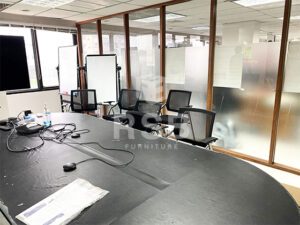 ลูกค้าหน้างานนี้ต้องการเก้าอี้สำหรับใช้นั่งประชุมค่ะ ได้เลือกใช้เป็นเก้าอี้ห้องประชุม แบบขาเหล็ก 4 ขามีล้อเลื่อน