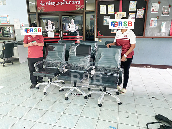 ลูกค้าได้เลือกสั่งซื้อเก้าอี้ไปให้พนักงานที่ออฟฟิศเปลี่ยนใหม่ค่ะ ได้เลือกใช้เป็นเก้าอี้ทำงานพนักพิงสูงถึงต้นคอ
