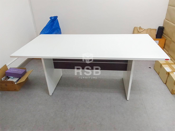 หน้างานนี้ลูกค้าต้องการโต๊ะประชุม ขนาดกว้าง 180 ลึก 90 cm ค่ะ ได้เลือกใช้เป็นโต๊ะประชุมเมลามีนสีพิเศษ WENGE