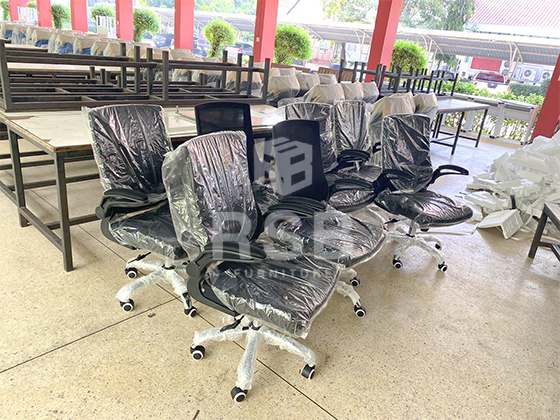 จัดส่งถึงที่เรียบร้อยแล้วค่ะ หน้างานนี้ลูกค้าได้สั่งซื้อเป็นเก้าอี้ทำงาน แขนปรับขึ้นลงได้