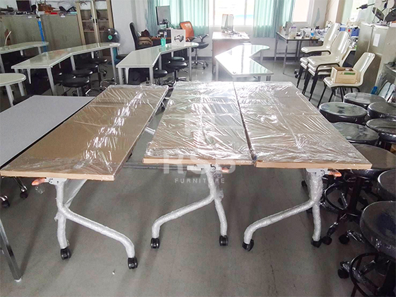 นำภาพถ่ายจากหน้างานที่ไปจัดส่งโต๊ะพับล้อเลื่อนมาฝากค่ะ หน้างานนี้เป็นโต๊ะพับล้อเลื่อนโครงเหล็กหนา