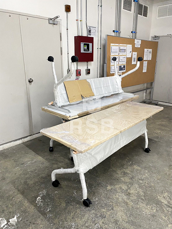 ในรูปจะเป็นการจัดส่งโต๊ะพับล้อเลื่อนโครงเหล็กหนาขนาด กว้าง 180 x ลึก 60 ซม.