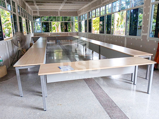 หน้างานนี้ลูกค้าต้องการโต๊ะประชุมขนาดใหญ่ เพราะหน้างานมีพื้นที่ค่อนข้างกว้าง ได้เลือกใช้เป็นโต๊ะทำงานขาเหล็กกล่อง มีบังหน้ามาต่อกัน