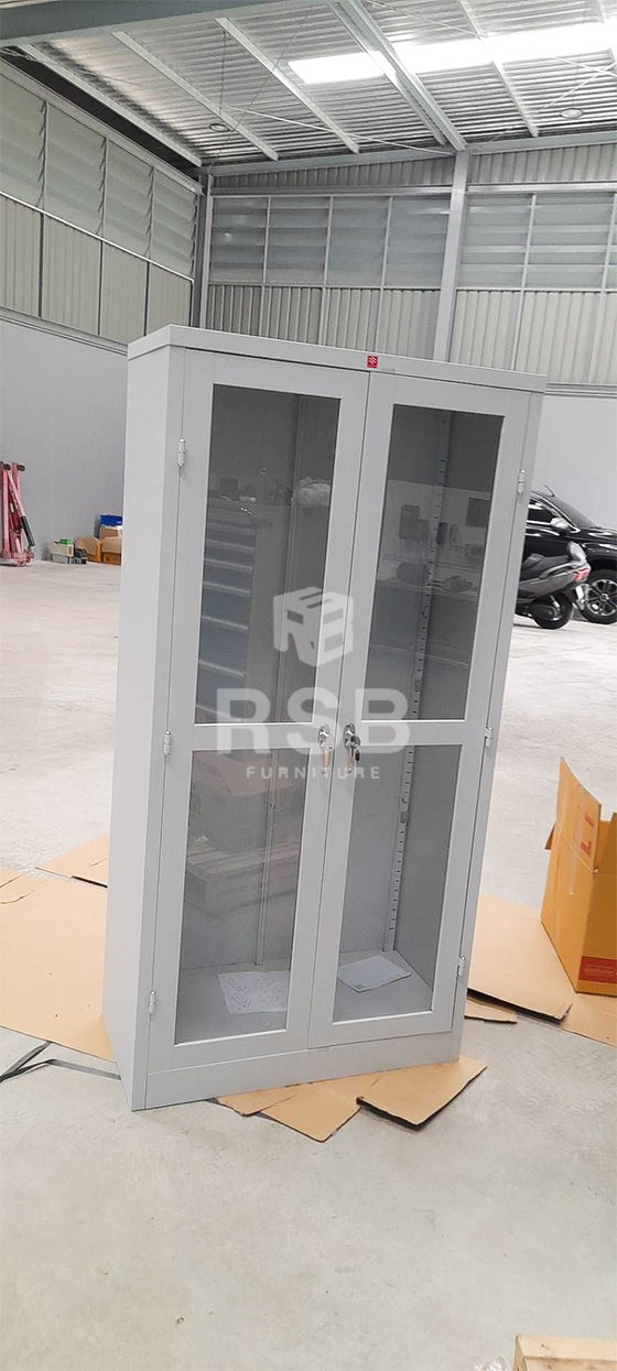 ภาพถ่ายสินค้าจากหน้างานที่นำไปจัดส่งให้ถึงที่ ในภาพเป็นตู้เก็บเอกสารเหล็ก บานเปิดกระจก แบบมือบิด