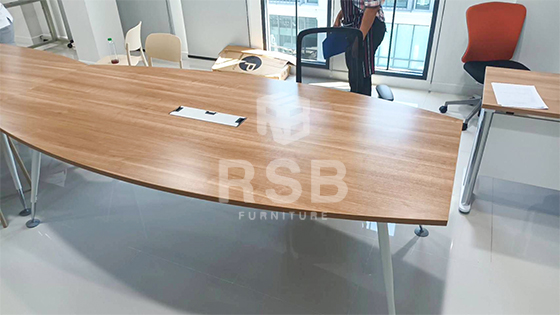 หน้างานนี้ลูกค้าต้องการโต๊ะประชุมทรงโมเดิร์น ได้เลือกนำไปใช้งานเป็นโต๊ะประชุมท๊อปทรงเรือใบ
