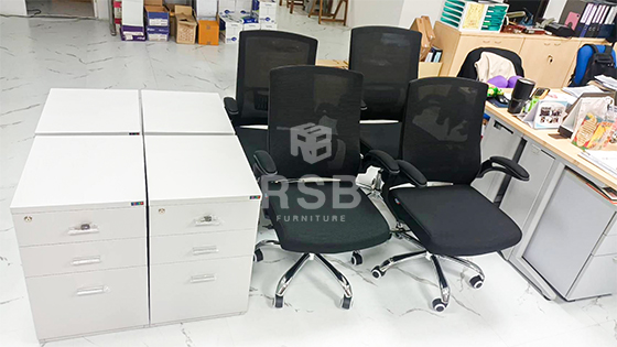 ภาพถ่ายจากหน้างานค่ะ หน้างานนี้จัดส่งเก้าอี้ทำงานรุ่นยกแขนได้ พร้อมกับตู้เอกสารเตี้ย