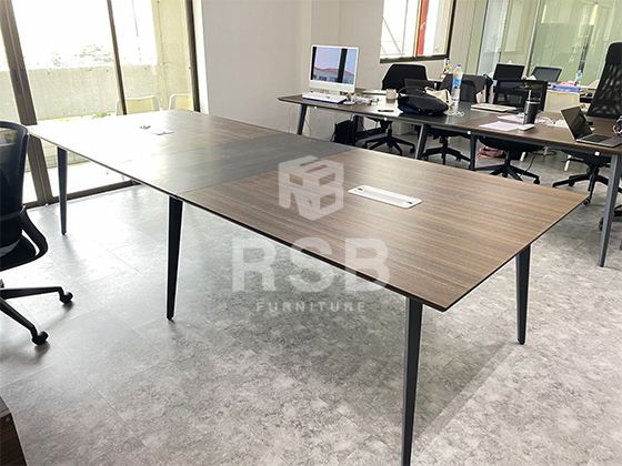 โต๊ะประชุมสไตล์โมเดิร์นในหน้างานนี้เป็นขาเหล็ก งานดีไซน์ สีเทา LOFT ทรงสามเหลี่ยม