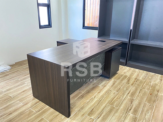 นำภาพถ่ายจากหน้างานที่นำโต๊ะผู้บริหาร ตัวแอลไปจัดส่งมาฝากค่ะ ในภาพเป็นโต๊ะตัวแอลขนาดกว้าง 180 ลึก 160 ซม.