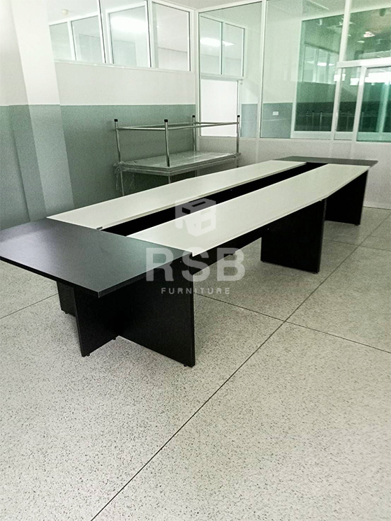 หน้างานนี้ลูกค้าต้องการโต๊ะประชุมสไตล์โมเดิร์น ทันสมัย และสวยหรู ค่ะ ได้เลือกเป็นโต๊ะประชุม Diamond cut  design