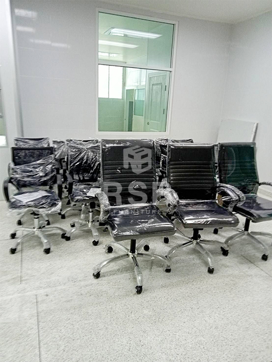 หน้างานนี้ลูกค้าได้เลือกใช้เก้าอี้ 2 รุ่นค่ะ รุ่นแรกเป็นเก้าอี้ทำงานหุ้มหนังทั้งตัว ส่วนอีกรุ่นเก้าอี้สำนักงานพนักพิงตาข่าย