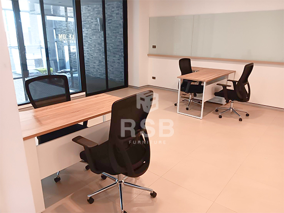 ในภาพหน้างานนี้ จัดส่งเรียบร้อยค่ะ โต๊ะทำงานตัวแอล พร้อมเก้าอี้สำนักงาน